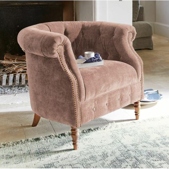 irodai targyalo tuzott bezs barsony chesterfield karpitos fotel elegans polgari villa kastely nappali butor berendezes.jpg